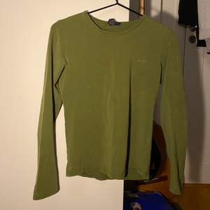 Långärmad Gant tröja. Olivgrön & i storlek S, tight i passformen. Passar bra till det mesta:) I bra skick, knappt använd och av väldigt bra material. Köpare betalar frakt.