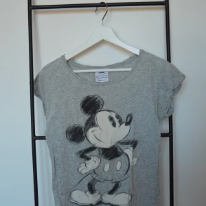 Disney T-shirt - Small🤍 - Ljusgrå T-shirt