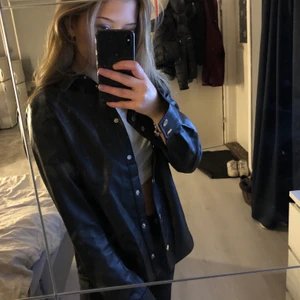 Skinnskjorta - Fin skinnskjorta som man kan använda på flera olika sätt, tex som jacka. Aldrig använd💕