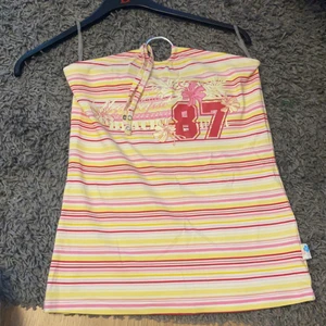 Somrigt linne  - Säljer detta second hand linne / tubtoppen. Gratis frakt på allt just nu så kolla gärna alla mina annonser🤩🤩