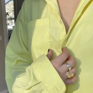 Skjorta - Manchester tyg, skjortan är mycket mer neonfärgad i verkligheten. Använd 1 gång. 