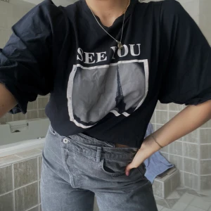 T-shirt med motiv & puffärmar - Tyg av bomull. Kombinerad design. Tryckt text på framsidan. Tryckt bild på framsidan. Puffärmar. Rund krage. Mottagare står för frakten