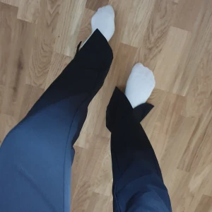Byxa - Säljer mina nästan helt oanvända kostymbyxor från NA-KD med slits framtill. Frakt tillkmr🌸