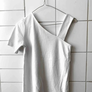  - Snygg vit topp från ASOS med en ärm. Ett bra plagg för den som vill vara stilren, men ändå med något extra. Den är i storlek 32, men är stretchig!😍✨