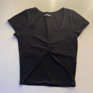 Brandy Melville Gina Top - Säljer min svarta Gina top från Brandy Melville då den inte kommer till användning, den är väldigt sparsamt använd, några få gånger, nästan som ny! BUDA I KOMMENTARERNA