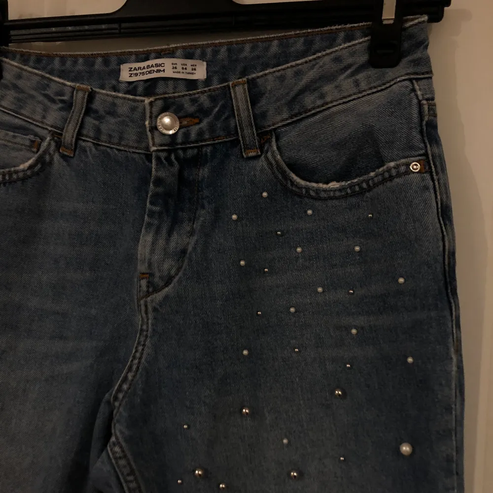 Jeans från zara med pärldetaljer och slitningar, fint skick i storlek 36. Jag är 167cm lång på bilden . Jeans & Byxor.