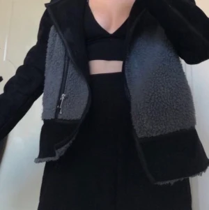 Jacka - Tunnare vinterjacka eller perfekt som höst / vårjacka. Väldigt snygg och knappt använd.