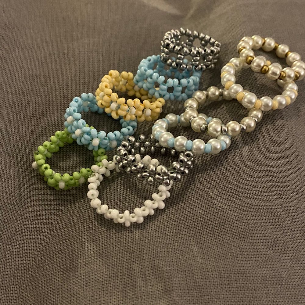 Ringar av pärlor. Finns fyra olika designs just nu. De görs i ”vanlig” storlek så ringen lär passa något finger. Alla ringar går att få i grön, blå, vit, gul, guld (med bruna toner) och silver. Alla ringar kostar 30kr/st förutom de blommiga ringarna. De kostar 45kr/st Frakt 12kr per beställning🌸❤️. Accessoarer.