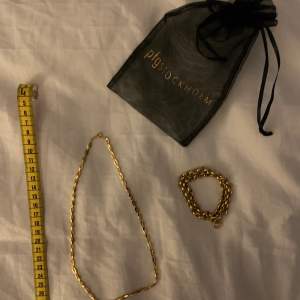 Halsbandet (till vänster) är 46 cm långt, guldpläterad och kostar 150kr (enskilt)                                                                    Armbandet (till höger) tvinnar du 2 gånger runt handleden!  och är 38 cm långt! 100kr (enskilt) Båda är Guldpläterade