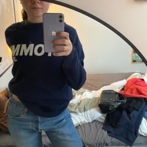 Stickad tröja - Från Tommy jeans! Skitsnygg och helt perfekt till jeans, linnebyxor eller en sommarkväll. Den är mörkblå, om det inte framgår på bilderna. Pytteliten fläck på ena armen, men inget som syns mycket.💕