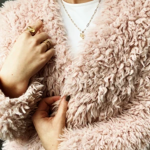 Jacka/pälsjacka - En ljusrosa pälsjacka! Så himla fin färg och så mjuk 💕✨ 