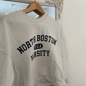 Sweatshirt från Gina  - Säljer denna superfina sweatshirt som tyvärr inte kommer till användning längre. Använd fåtal gånger. Storlek M men passar även mig som är en L & lite mer oversized för en XS/S. Frakt tillkommer