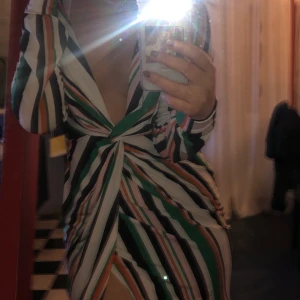 NLY klänning  - Säljer denna klänning från Nelly. Endast provad, inköpt för snart 2 år sedan! 🌸