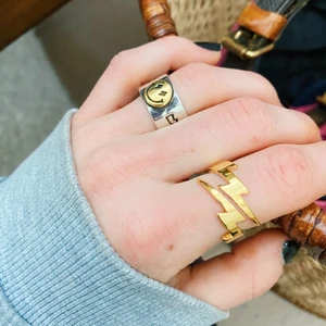 Flash ring - Ring i guld! Finns i stl 7 (S) och 8 (M). Frakten ingår ✨