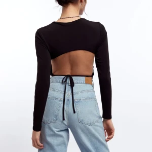 Open back topp - Säljer den här tröjan med öppen rygg från Gina Tricot i storlek XS. Aldrig använd, prislappen sitter kvar. Nypriset är 299kr, men jag säljer den för 100kr +frakt.