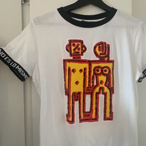Desigual - Unik t shirt från desigual för endast 250 kr. Aldrig använd 