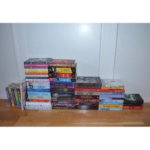 Böcker på engelska och svenska - Alla böcker är i bra skick eftersom de bara stått i en bokhylla. Säljer dem för 70 kr st plus frakt men vid köp av flera kan jag erbjuda ett billigare pris. De är häftade, förutom erased som är inbunden. Alla böcker är på engelska förutom de tre längst till höger. Hör av dig om du vill ha närmare bilder!