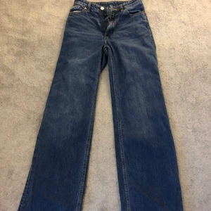 Monki - Mörkblåa jeans från monki! Passar inte mig längre. Jättebra skick då jag ändast använde de några få gånger💕💕