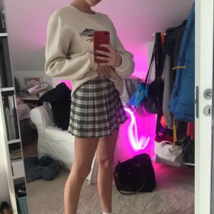 Tartan plisserad rutig kjol - Säljer denna supersöta kjol. Dragkedja finns på sidan och färgen är lite mer grön i verkligheten. Jag är 177cm. Har ni några frågor eller vill se fler bilder är det bara att skriva❤️ frakt tillkommer