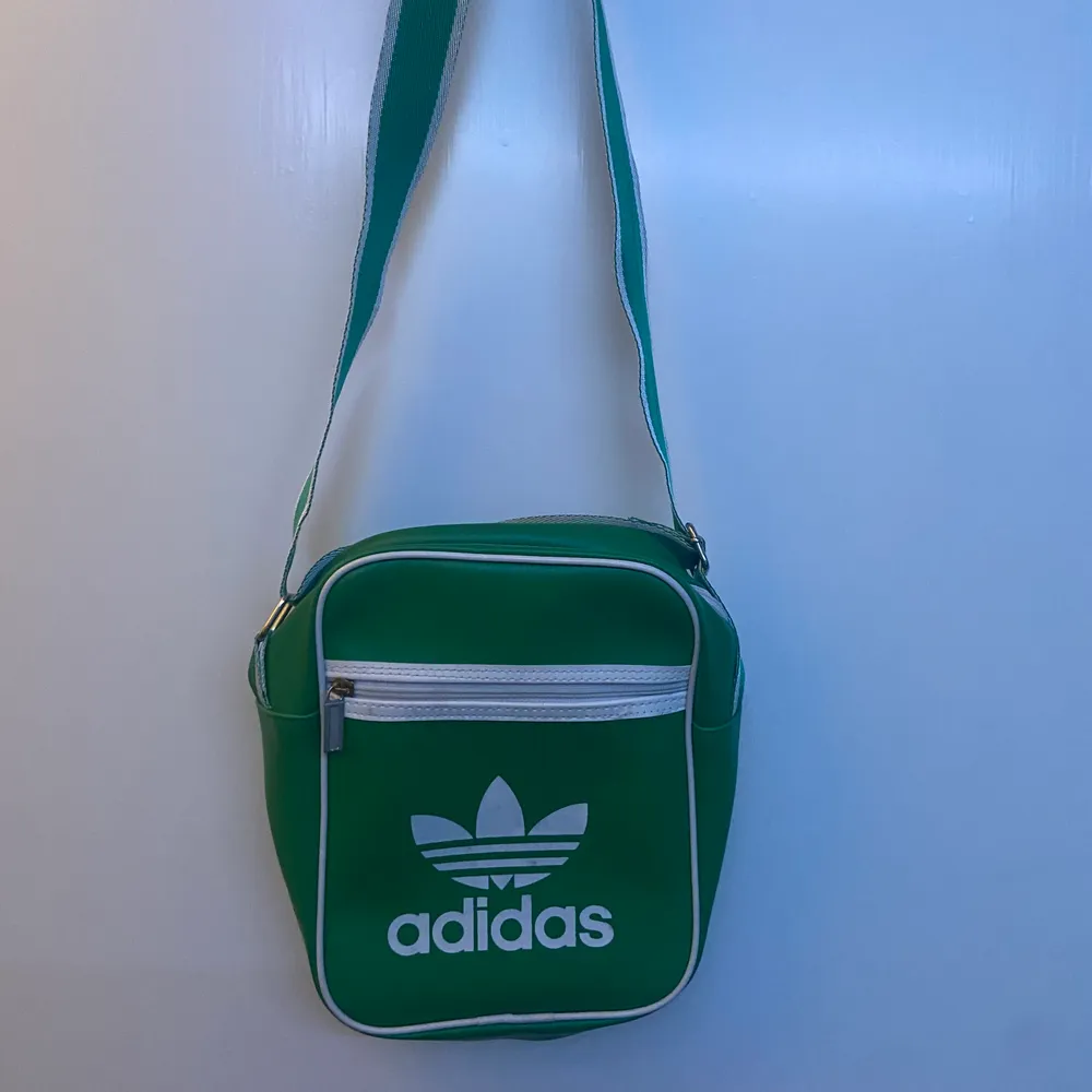 Fräsch retro over shoulder väska från adidas (gratis frakt) . Väskor.