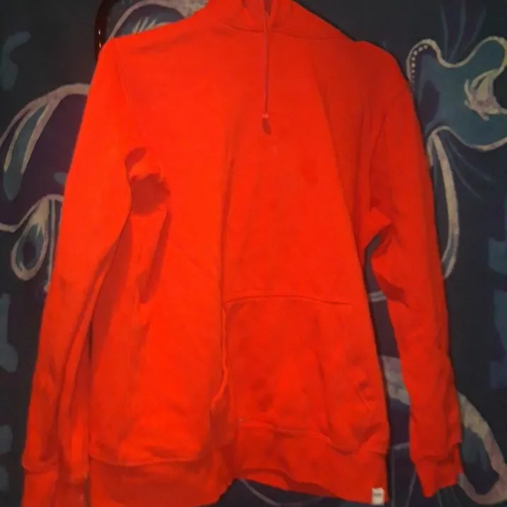 En röd hoodie som knappt används längre. Tröjor & Koftor.