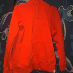 En röd hoodie som knappt används längre