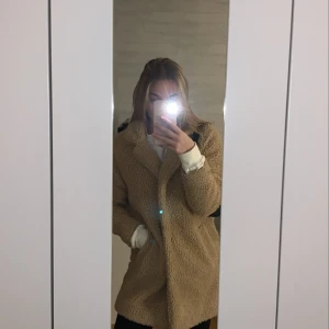 Mjuk kappa - En superfin och mysig kappa ifrån Nelly.com (Only) jackan är knappt använd och är i superfint skick, den är lagom varm till vår och höst!💓