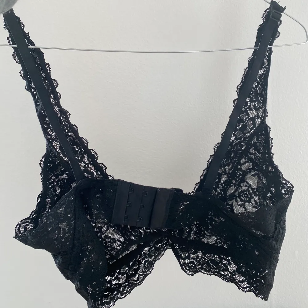 Denna bralette är perfekt nu inför alla hjärtans dag, eller att ha under någon stickad tröja, kanske under en mesh topp också! Den är för stor för mig så det är därför jag säljer den :) I väldigt bra skick. Frakt ingår ej . Övrigt.