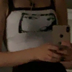 Magtröja linne - Säljer detta vita linnet med en tjej på☺️ riktigt  coolt , nyskick, endast provad