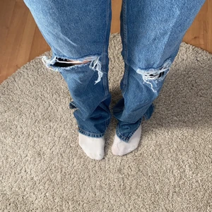 Raka jeans med slits - Raka jeans med slits från pull&beer använda en gång, storlek 38. 