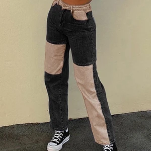 Svarta raka byxor med beiget patchwork - Jag säljer ett par helt oanvända svarta jeans med beiget kontrast patchwork i storlek L, passar dock S/M. Säljer de pga att de var för små. Obs! 1:a och sista bilderna är inte mina.