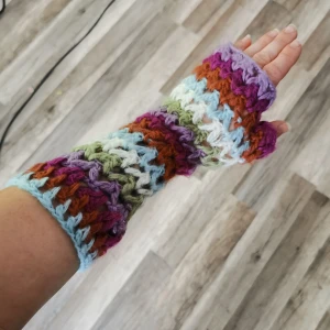 Stickade Torgvantar - Jätte snygga torgvantar som e oanvända. Väldigt glest stickade, så inte så jätte varma kanske, mer super snygga!! 😍Har aldrig kommit till användning. Det e onesize. 50kr eller bud