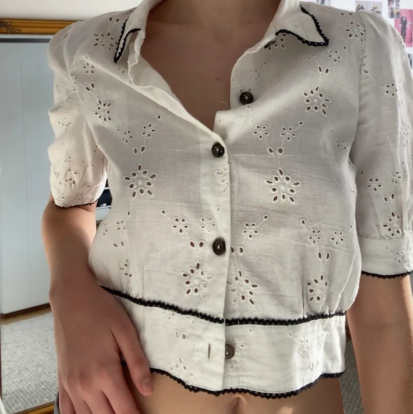 En fin vit skjorta som knappt är använd!💕 Köpte den för ungefär två sedan från Zara. Om fler är intresserade så blir det budgivning:) . Skjortor.