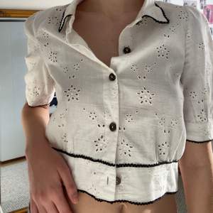 En fin vit skjorta som knappt är använd!💕 Köpte den för ungefär två sedan från Zara. Om fler är intresserade så blir det budgivning:) 
