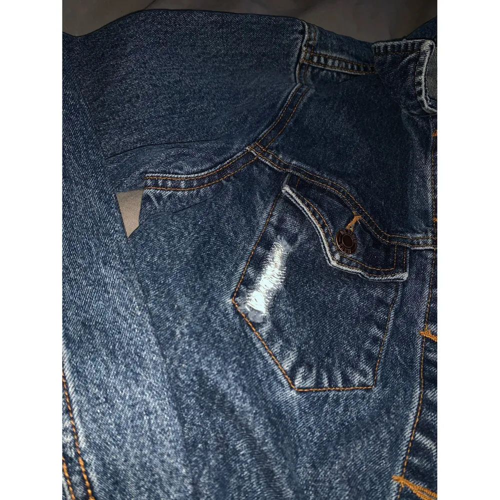 Croppad jeansjacka från DrDenim, storlek S. Knappt använd. Finns i Växjö att mötas upp annars tillkommer frakt, tar endast swish💞. Jackor.
