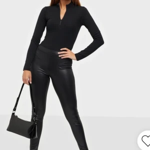 Byxor från Nelly, storlek XS - Svarta glansiga byxor som formar sig fint efter din kropp, köpa från Nelly i storlek XS💖