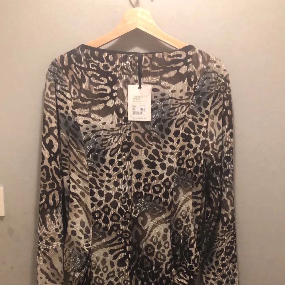 En klänning för plus size kvinnor, den ör lång man kan ha på sig den vilka tillfällen man vill. Den är stretchy. Orginal priset är 799kr . Klänningar.