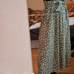 Sommarkjol - Blommig grön kjol som knyts i midjan. Storlek 38 från ASOS.
