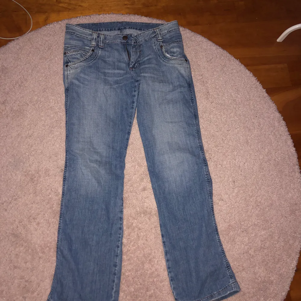 Sjukt trendiga Wrangler raka lågmidjade jeans! Passar mig i längden ca som är 164! Storlek 28/29 tror jag🤎 buda från 100. Jeans & Byxor.