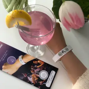 Den perfekta accessoaren att ha med sig i väskan som kan rädda liv. Armband som testar drycker för drogen GHB. Paket med 3 st armband där varje armband består av två testrutor. Följ oss gärna på instagram där vi finns under namnet safeparty_uf💜