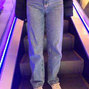 As trendiga raka jeans!!! Säljer då de sitter lite för stora på mig💜💙💚💛🧡❤️ skriv för fler bilder/frågor! Är 165 btw!!!
