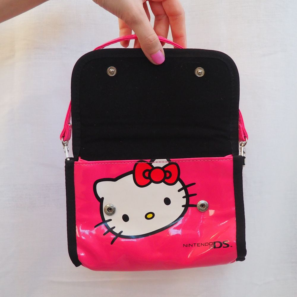 Så söt miniväska med Hello Kitty på!! Det är från början för ett nintendo DS och har fack för det inuti men lika söt att ha till annat också!. Väskor.