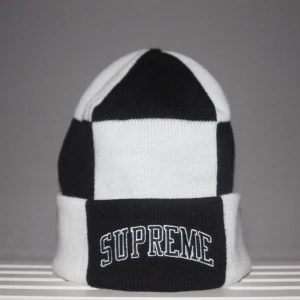 Supreme checker beanie  - 10/10 aldrig använd, kommer inplastad. Självklart äkta, kvitto finns :)