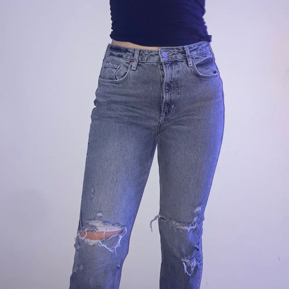 Säljer mina gråa boyfriend jeans då dem inte kommer till användning, storlek 40 men passar mindre storlekar bereoende på vilken passform man vill ha💗. Jeans & Byxor.