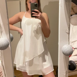 Sommar/studentklänning - En jätte fin sommarklänning eller om man vill studentklänning med ett fint svall. Aldrig kommit till användning tyvärr