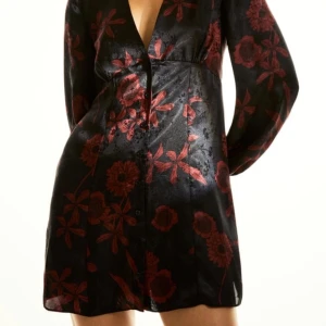 Mini klänning - Helt ny miniklänning i storlek S. Köpt för 199, säljer för 99 kr. För mer frågor eller info, skriv 💓