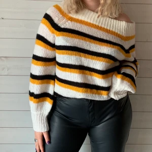 Tröja - Off shoulder Färg: vit/svart/gul Fler bilder? Kontakta oss