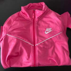 Rosa tröja/jacka från Nike, storlek s. Fint skick. Kontakta mig så snabbt som möjligt om du är intresserad