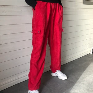 Manchesterbyxor - Storlek L men passar S-L beroende på vilken passform som önskas. Färg: röd Fler bilder? Kontakta oss!