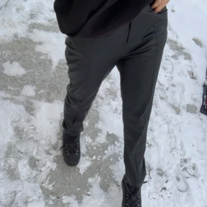 Läderbyxor - Raka läderbyxor, en aning korta för mig som är 173, skulle nog passa bra till alla under det! Lite slitna precid vid innerlåren, skriv så skxikar jag bild. Annars bra skick!